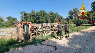 Urbisaglia, si ribalta una falciatrice semovente: intervento dei vigili del fuoco